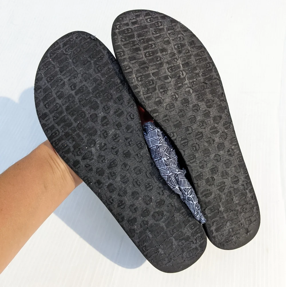 SANUK women's navy blue slingback yoga sandals